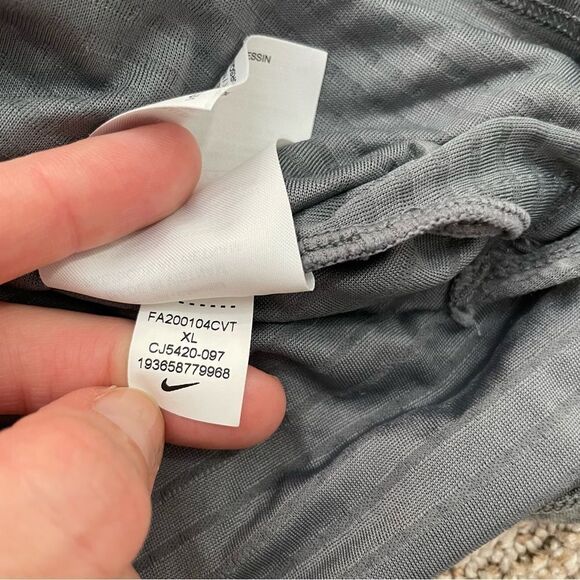 🏷️ 5 for $25 - NIKE Short Sleeve Tee - Picture 7 of 8